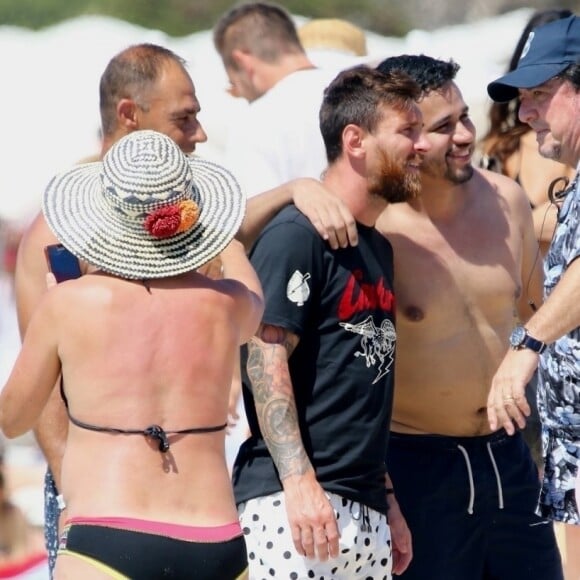 Exclusif - Lionel Messi en vacances avec sa femme Antonella Roccuzzo et des amis à Formentera, le 27 juillet 2018.