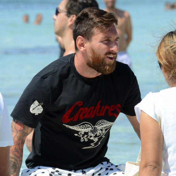 Exclusif - Lionel Messi en vacances avec sa femme Antonella Roccuzzo et des amis à Formentera, le 27 juillet 2018.