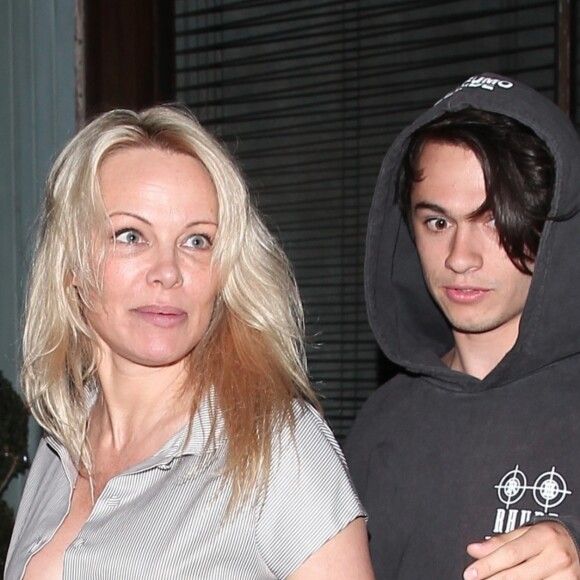 Exclusif - Pamela Anderson et son fils Dylan Jagger Lee quittent le restaurant Via Veneto à Santa Monica le 10 juin 2018.