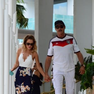 David Hasselhoff et sa compagne Hayley Roberts sortent de l'hôtel "South Beach" à Miami, le 13 mai 2017.