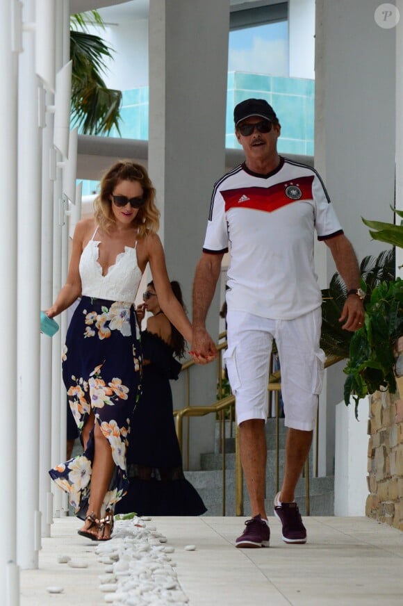 David Hasselhoff et sa compagne Hayley Roberts sortent de l'hôtel "South Beach" à Miami, le 13 mai 2017.