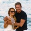 David Hasselhoff et sa compagne Hayley Roberts se promènent sur une plage à Miami le 14 mai 2017.