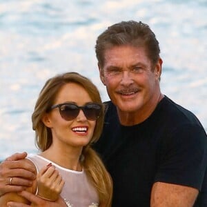 David Hasselhoff et sa compagne Hayley Roberts se promènent sur une plage à Miami le 14 mai 2017.