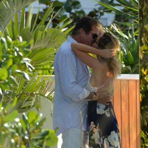 David Hasselhoff et sa compagne Hayley Roberts filent le parfait amour à Miami le 14 mai 2017.