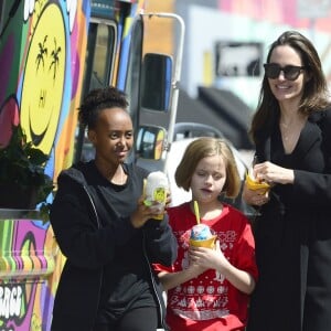 Exclusif - Angelina Jolie et ses filles Zahara et Vivienne se baladent à Los Angeles et s'arrêtent à un food truck le 19 mars 2018.