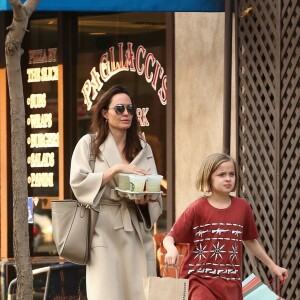 Exclusif - Angelina Jolie fait du shopping avec ses filles Vivienne et Sahara à Studio City le 11 mars 2018