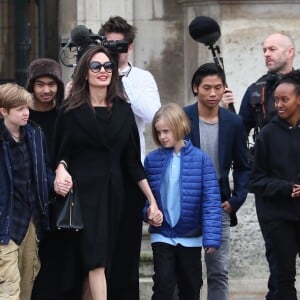 Angelina Jolie et ses enfants, Zahara, Pax Thien, Shiloh, Vivienne Marcheline, Knox Leon et Maddox à la sortie de l'hôtel Meurice à Paris. Le 30 janvier 2018