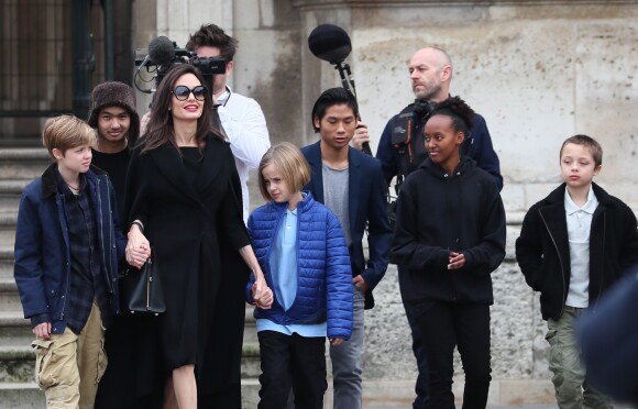 Angelina Jolie et ses enfants, Zahara, Pax Thien, Shiloh, Vivienne Marcheline, Knox Leon et Maddox à la sortie de l'hôtel Meurice à Paris. Le 30 janvier 2018