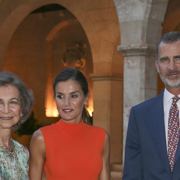 Le roi Felipe VI, la reine Sofia et la reine Letizia d'Espagne lors de la traditionnelle réception au Palais Royal de Almudaina à Palma de Majorque le 3 août 2018.