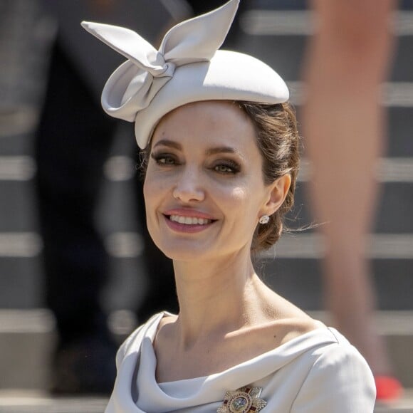 Angelina Jolie à la sortie de la messe en l'honneur du 200ème anniversaire de l'Ordre de Saint-Michel et Saint-Georges à la cathédrale Saint Paul de Londres le 28 juin 2018.