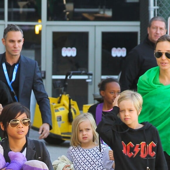 Brad Pitt et Angelina Jolie arrivent à l'aéroport de Los Angeles en provenance d'Australie avec leurs enfants, le 5 février 2014.