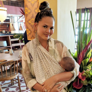 Chrissy Teigen et son fils Miles en vacances à Bali, en Indonésie. Août 2018.