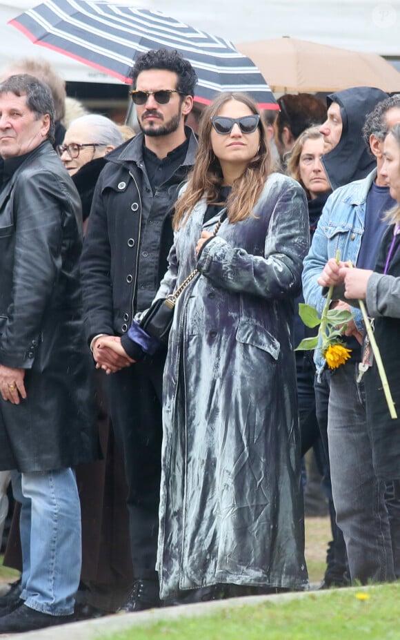 Izïa Higelin et son compagnon ( avec la barbe) lors des obsèques de Jacques Higelin au cimetière du Père Lachaise à Paris le 12 avril 2018.