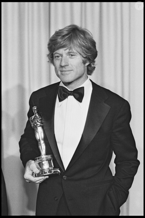 Robert Redford reçoit un Oscar en 1981