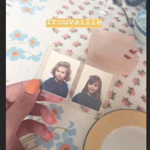 Camille Cerf dévoile une photo d'enfance quand elle était petite avec sa soeur jumelle, Mathilde. Août 2018.