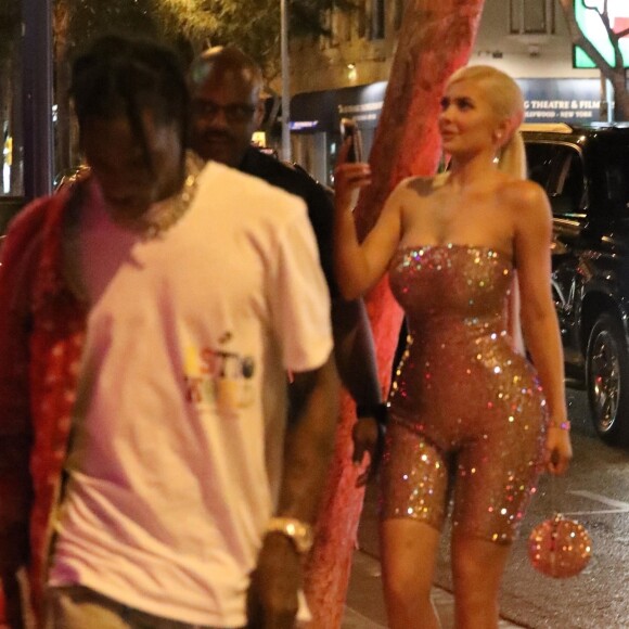 Travis Scott et sa fiancée Kylie Jenner arrivent au club Delilah pour célébrer les 21 ans de Kylie à Los Angeles, le 9 août 2018.