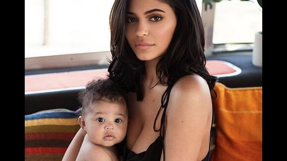 Kylie Jenner : Maman blonde et sexy avec sa fille Stormi, elle fête ses 21 ans