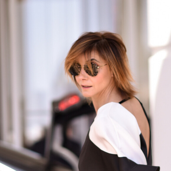 Clotilde Courau se promène sur la croisette lors du 71ème Festival International du Film de Cannes, le 12 mai 2018.