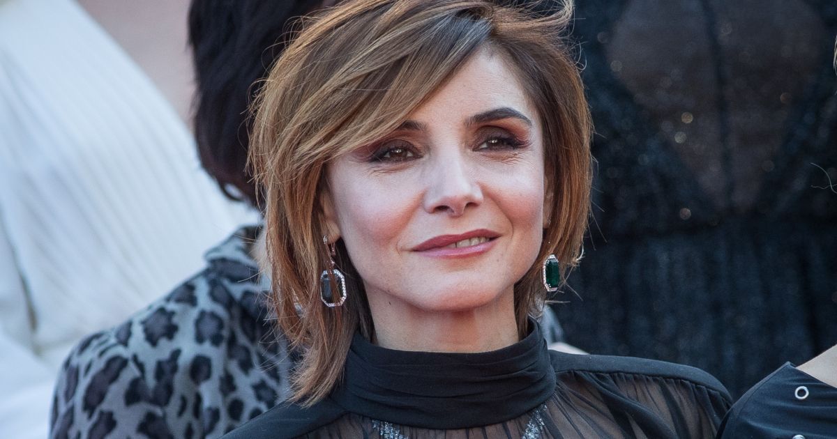 Clotilde Courau - Montée des marches du film Les Filles du Soleil lors