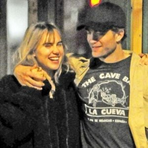 Exclusif - Robert Pattinson et sa nouvelle compagne Suki Waterhouse se câlinent et s'embrassent à la sortie d'un cinéma dans le quartier de Notting Hill à Londres. Le 28 juillet 2018
