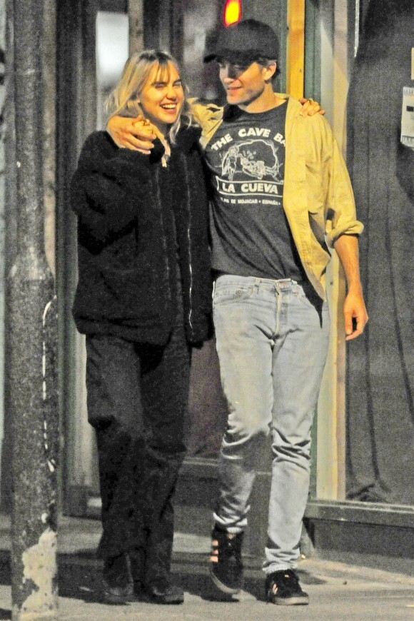 Exclusif - Robert Pattinson et sa nouvelle compagne Suki Waterhouse se câlinent et s'embrassent à la sortie d'un cinéma dans le quartier de Notting Hill à Londres. Le 28 juillet 2018