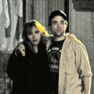 Exclusif - Robert Pattinson et sa nouvelle compagne Suki Waterhouse se câlinent et s'embrassent à la sortie d'un cinéma dans le quartier de Notting Hill à Londres.  Le 28 juillet 2018