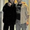 Exclusif - Robert Pattinson et sa nouvelle compagne Suki Waterhouse se câlinent et s'embrassent à la sortie d'un cinéma dans le quartier de Notting Hill à Londres.  Le 28 juillet 2018