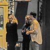 Exclusif - Robert Pattinson et sa nouvelle compagne Suki Waterhouse se câlinent et s'embrassent à la sortie d'un cinéma dans le quartier de Notting Hill à Londres.  Le 28 juillet 2018