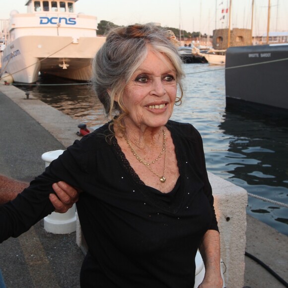 Exclusif - Brigitte Bardot et son mari Bernard d'Ormale avant qu'elle pose avec l'équipage de Brigitte Bardot Sea Shepherd, le célèbre trimaran d'intervention de l'organisation écologiste, sur le port de Saint-Tropez, le 26 septembre 2014 en escale pour 3 jours à deux jours de ses 80 ans. Cela fait au moins dix ans qu'elle n'est pas apparue en public sur le port tropézien.