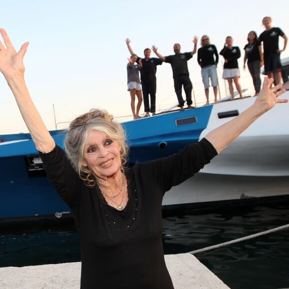 Exclusif - Brigitte Bardot et son mari Bernard d'Ormale avant qu'elle pose avec l'équipage de Brigitte Bardot Sea Shepherd, le célèbre trimaran d'intervention de l'organisation écologiste, sur le port de Saint-Tropez, le 26 septembre 2014 en escale pour 3 jours à deux jours de ses 80 ans. Cela fait au moins dix ans qu'elle n'est pas apparue en public sur le port tropézien.