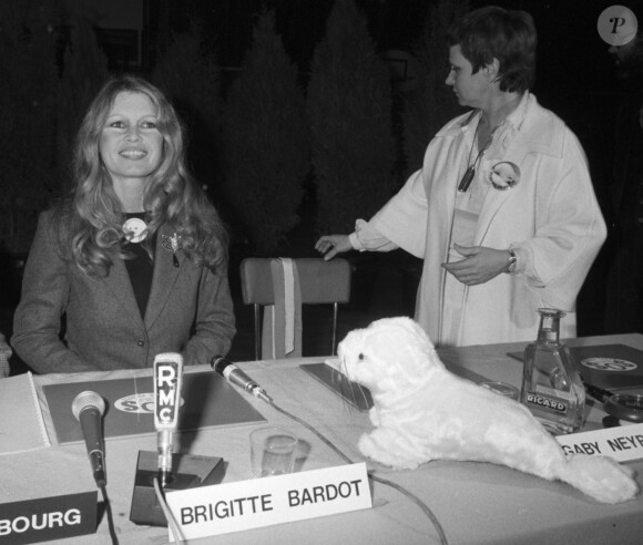 Archives - Brigitte Bardot en conférence de presse pour la protection des animaux, pour faire cesser le massacre des bébés phoques. Le 12 mars 1979 © Jean-Claude Woestelandt / Bestimage