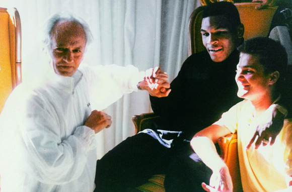 Filmé par le cinéaste François Reichenbach (à droite sur la photo) Cyril Viguier " bras dessus bras dessous " avec Mike Tyson à Las Vegas.