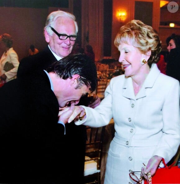 Baise-main protocolaire à la First Lady Nancy Reagan pour Cyril Viguier sous l'oeil de Pierre Cardin.