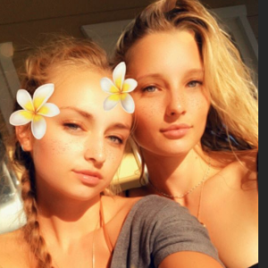 Emma et Ilona Smet réunies au Portugal chez leur père David Hallyday le 13 août 2018.