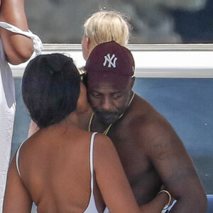 Exclusif - Idris Elba, sa fiancée Sabrina Dhowre et des amis en vacances sur un yacht à Ibiza, Espagne, le 17 juin 2018.