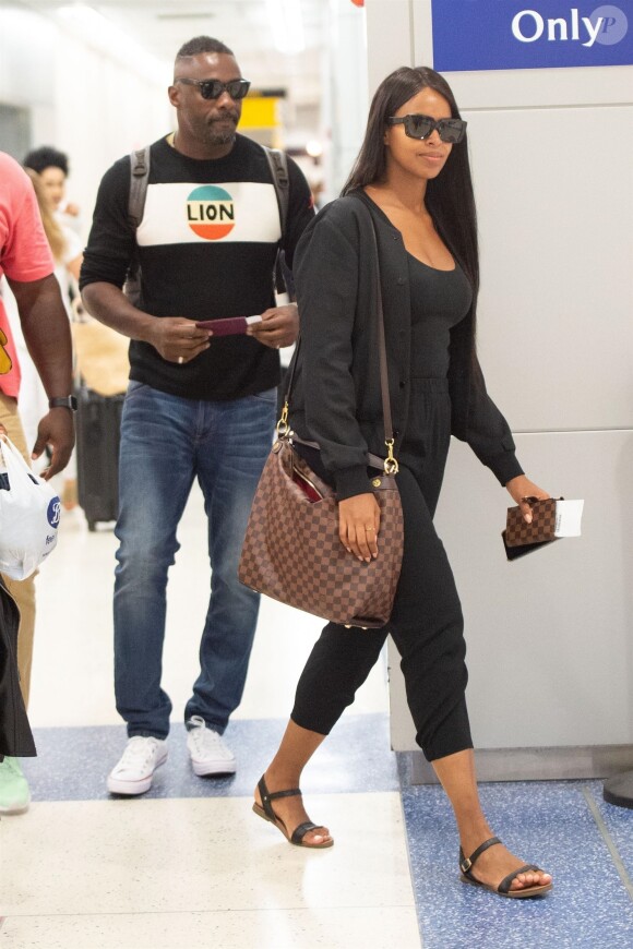 Exclusif - Idris Elba et sa fiancée Sabrina Dhowre arrivent à l'aéroport de JFK à New York, le 5 juillet 2018.