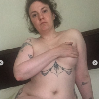 Lena Dunham : La star de Girls pose entièrement nue (et en montre un peu trop)