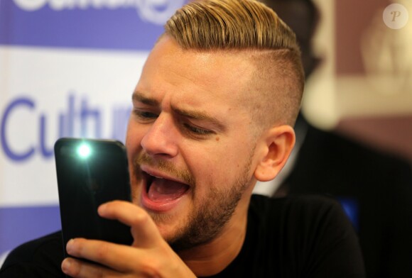 Exclusif - L'animateur Jeremstar est de passage à Begles, près de Bordeaux, France, le 14 octobre 2017, afin de rencontrer son public et dédicacer ses livres "Ma biographie officielle" et "Téléréalité, le manuel pour percer". © Patrick Bernard-Quentin Salinier/Bestimage