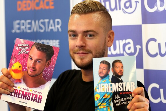 Exclusif - L'animateur Jeremstar est de passage à Begles, près de Bordeaux, France, le 14 octobre 2017, afin de rencontrer son public et dédicacer ses livres "Ma biographie officielle" et "Téléréalité, le manuel pour percer". © Patrick Bernard-Quentin Salinier/Bestimage