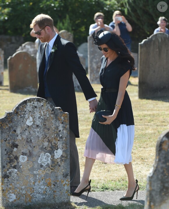 Le prince Harry, duc de Sussex, et Meghan Markle, duchesse de Sussex, au mariage de Charlie Van Straubanzee et Daisy Jenks en l'église Saint-Marie-La-Vierge à Frensham, le 4 août 2018.