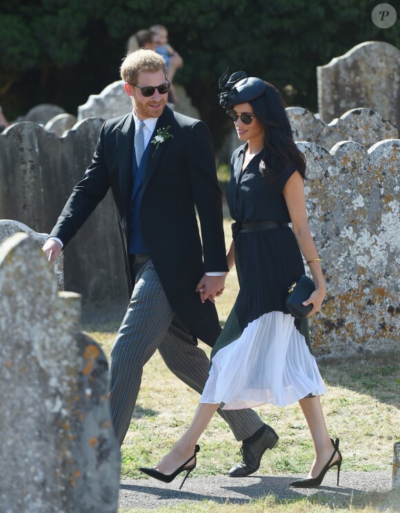Le prince Harry, duc de Sussex, et Meghan Markle, duchesse de Sussex, au mariage de Charlie Van Straubanzee et Daisy Jenks en l'église Saint-Marie-La-Vierge à Frensham, le 4 août 2018.