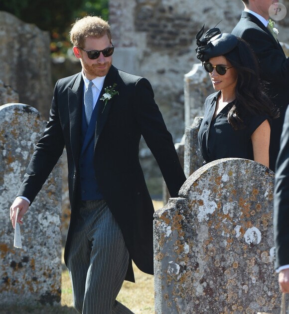 Le prince Harry, duc de Sussex, et Meghan Markle, duchesse de Sussex, au mariage de Charlie Van Straubanzee et Daisy Jenks en l'église Saint-Marie-La-Vierge à Frensham, le 4 août 2018.