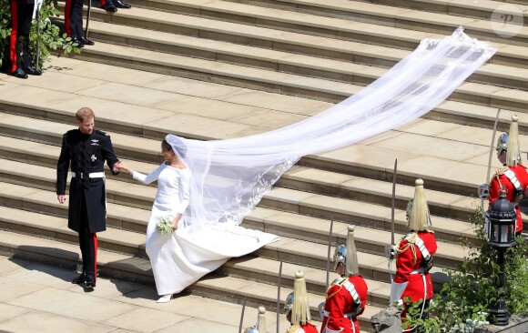 La duchesse Meghan de Sussex (Meghan Markle) dans sa robe Givenchy, dessinée par Clare Waight Keller, lors de son mariage avec le prince Harry le 19 mai 2018 à Windsor.