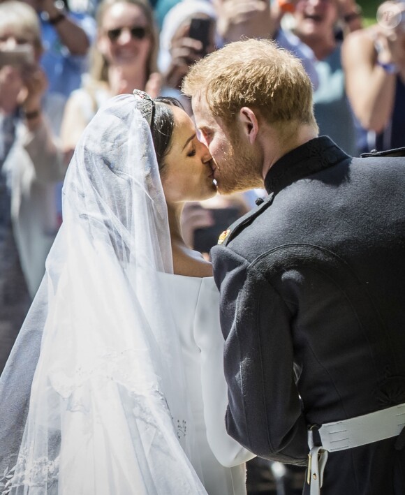 La duchesse Meghan de Sussex (Meghan Markle) dans sa robe Givenchy, dessinée par Clare Waight Keller, lors de son mariage avec le prince Harry le 19 mai 2018 à Windsor.