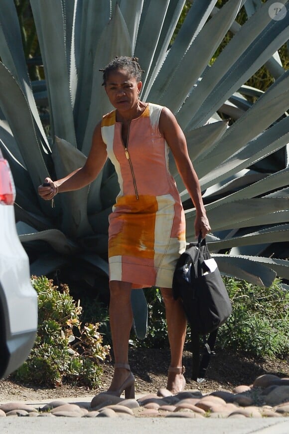 Exclusif - Doria Ragland a été aperçue à la sortie de son travail à Los Angeles. La mère de la Duchesse de Sussex porte une robe colorée, le 25 juillet 2018.