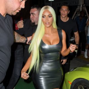 Kim Kardashian, Larsa Pippen (en Ferrari et Lamborghini) et Jonathan Cheban ont dîné au restaurant Prime 112 et poursuivi leur soirée en boîte de nuit, à la Story. Miami, le 16 août 2018.