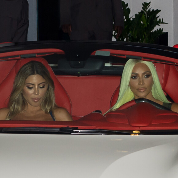 Kim Kardashian, Larsa Pippen (en Ferrari et Lamborghini) et Jonathan Cheban ont dîné au restaurant Prime 112 et poursuivi leur soirée en boîte de nuit, à la Story. Miami, le 16 août 2018.