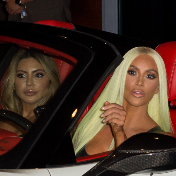 Kim Kardashian, Larsa Pippen (en Ferrari et Lamborghini) et Jonathan Cheban ont dîné au restaurant Prime 112 et poursuivi leur soirée en boîte de nuit, à la Story. Miami, le 16 août 2018.