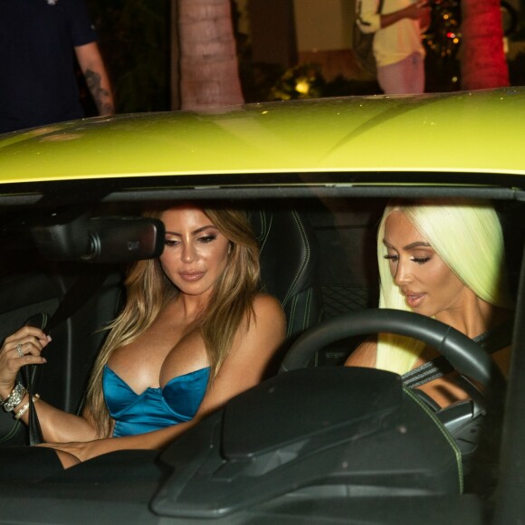 Kim Kardashian, Larsa Pippen (en Ferrari et Lamborghini) et Jonathan Cheban ont dîné au restaurant Prime 112 et poursuivi leur soirée en boîte de nuit, à la Story. Miami, le 16 août 2018.