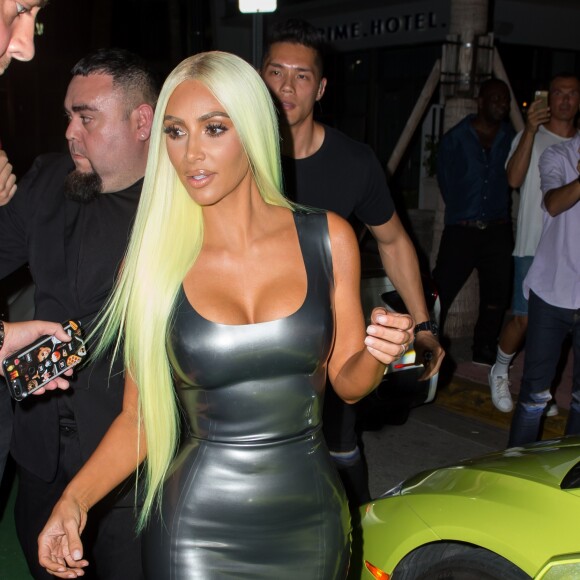 Kim Kardashian, Larsa Pippen (en Ferrari et Lamborghini) et Jonathan Cheban ont dîné au restaurant Prime 112 et poursuivi leur soirée en boîte de nuit, à la Story. Miami, le 16 août 2018.